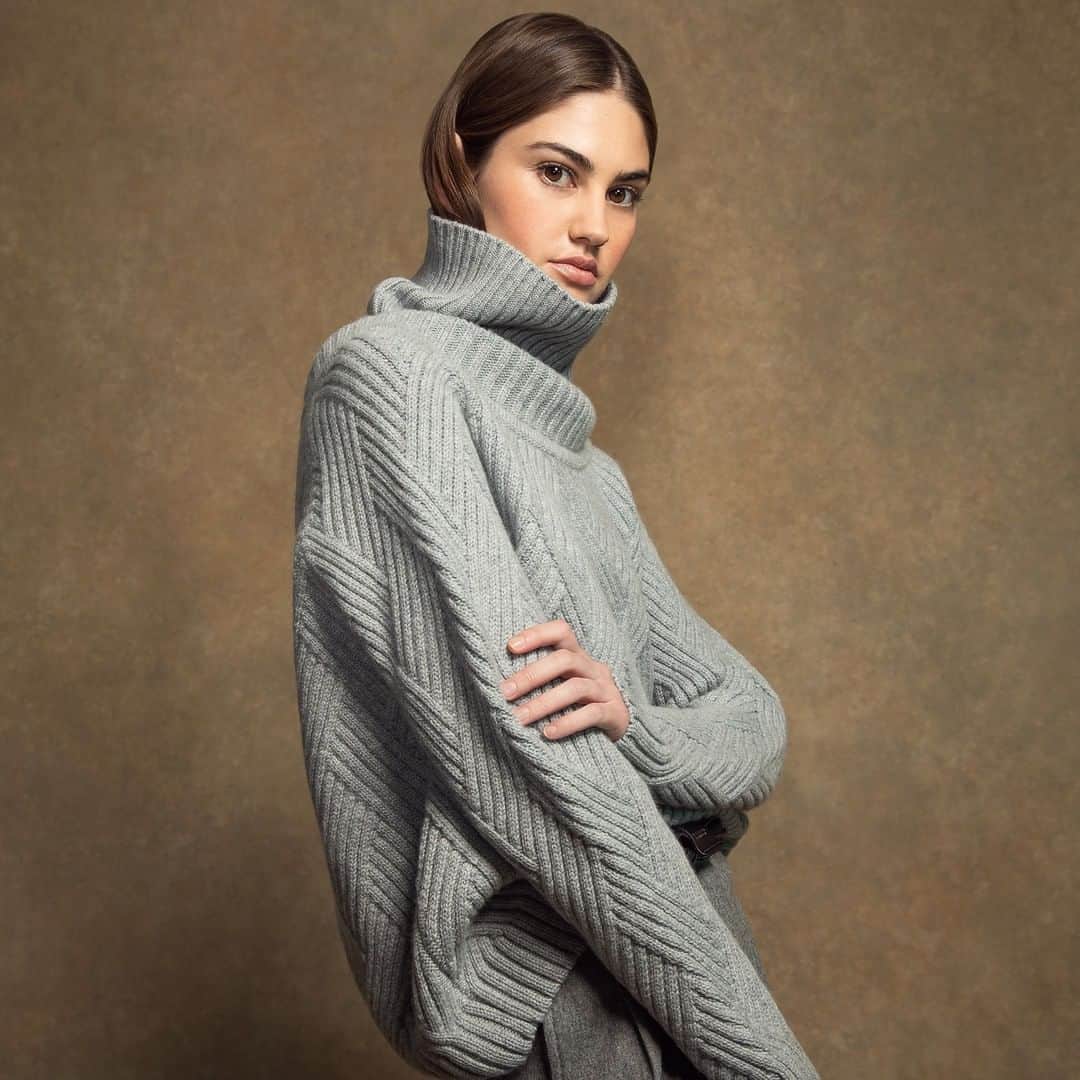 Johnstonsさんのインスタグラム写真 - (JohnstonsInstagram)「Enjoy the sumptuously soft feel of our cashmere with timeless garments like our ashling geometric jumper. The geometric design takes inspiration from the distinctive hand weave of the traditional Panama hat. Our designers watched the crafting of Panama hats and bags in South America and have reimagined the pattern in this warm, oversized cashmere piece, which features a high stovepipe-style neck. . . #johnstonsofelgin #johnstons #cashmere #cashmerejumper #cashmeresweater #luxuryfashion」12月28日 2時30分 - johnstonsofelgin