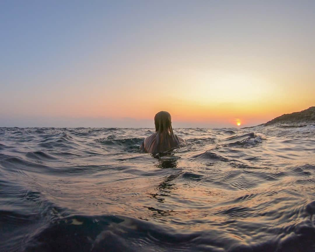 ローラ・マリノさんのインスタグラム写真 - (ローラ・マリノInstagram)「{Corsica 14/14} Fin de cette aventure corse ! La suivante vous la connaissez déjà, puisque tout au long de mon récit je vous partageais en story un peu de mon quotidien à la Réunion 🇷🇪. Je vous raconte tout ça très très vite, toujours depuis cette belle île où je suis encore ! ⠀⠀⠀⠀⠀⠀⠀⠀⠀ .⠀⠀⠀⠀⠀⠀⠀⠀⠀ . ⠀⠀⠀⠀⠀⠀⠀⠀⠀ #sunset #watersunset #corse #corsica #corsicatourisme #bonifacio #gopro #goprophotography #goprohero7 #goprofr #goprohero #goprooftheday #goprotravel #diving #highdiving outdoorfun #swim #mediterrannée」12月28日 2時45分 - _lauramarino