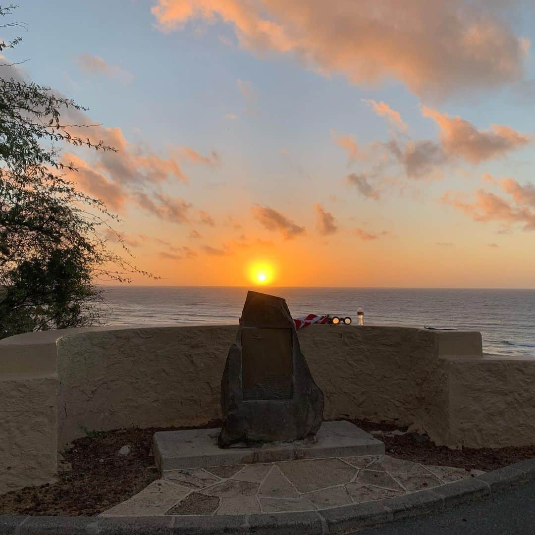 のインスタグラム：「Sunrise  at Diamondhead road #sunrise #diamondheadroad #ハワイ暮らし　#ハワイライフ」