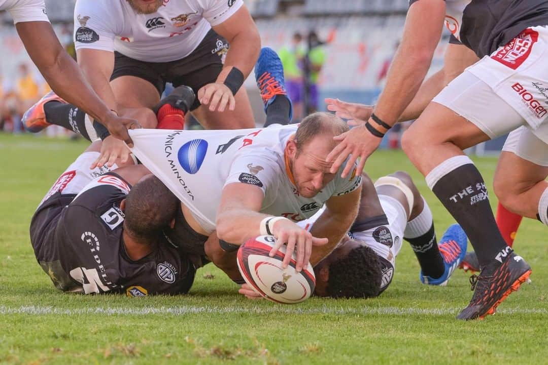 ラグビー南アフリカ代表さんのインスタグラム写真 - (ラグビー南アフリカ代表Instagram)「#ICYMI - The @cheetahsrugby scored in the first and last minutes of their #CarlingCurrieCup match against @sharksrugby in Bloemfontein on route to a bonus point win on Sunday. On Saturday, @dhlwp outplayed @griquas_rugby in Cape Town, also with a bonus point win. @carlingblacklabel #TheChampionWithin #ReachForGold」12月28日 2時42分 - bokrugby