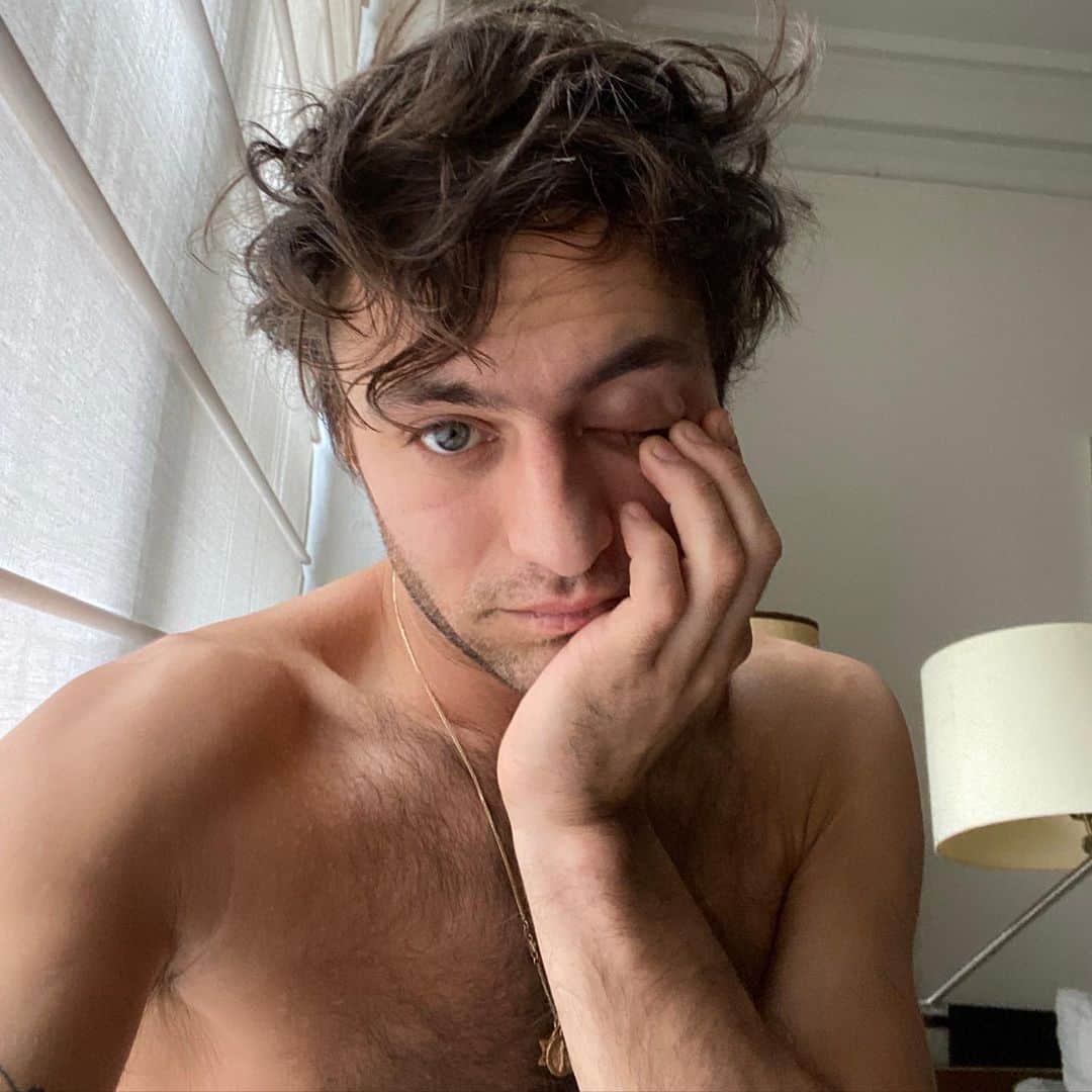 ケリー・オックスフォードのインスタグラム：「I’ve never felt more protected than I do with my heart in your hands. Your giving, teaching and lust for life are magic medicines. You are better than sleep. You put new shapes into my world every day.  I love and adore you. Happy Birthday @yoke_lore ❤️😍💕❤️」
