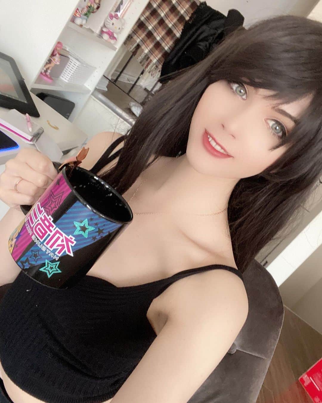 Hirari Ann（ヒラリー アン）のインスタグラム：「I feel like I can't function without coffee... How do I fix this 🙃」