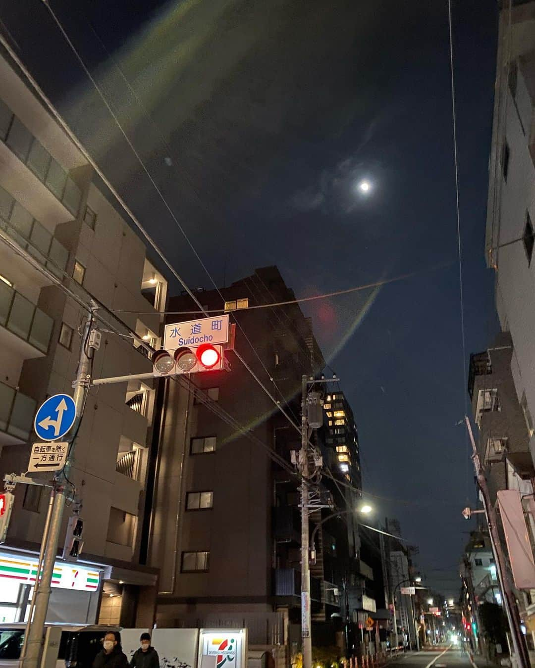 渡辺真起子さんのインスタグラム写真 - (渡辺真起子Instagram)「知らない街にいました。  もうすぐ満月。  新しい年を迎える気持ち満タン。  風が吹こうが、なんだろうが、  出来るだけ、決着をつけて先に進みたい。  あったことは無かったことにならない。 借金は誰かが、必ず返す事になる。  それは、物質的なものより、 心とか、概念とか、そういう目に見えない事の方が根深いと思う。 私の人生においては、そんな感じ。  誰かに申し訳ない、 なんて思いながら、 生きるのはいやだ。  ありがとうも、余りいらない。  まいにち、ちょっとずつ、 分け合えて、 ぎゅって、手を握って、 きゅって、小さく微笑んで。 別の道を、歩いて、再会。  私は充分幸せだ。  果たせないと思っていた恩返しを、 コツコツ出来るかもしれない、 と思える年頃になったかな。  まあ、誰も気にしてないかもしれないけれども。  そこは、 自己利益ではなく自己満足。 難癖、つけないでね。  私の想いだから。  #ブラマキコ #nightpicnic  #ちょっとこころぼそい い」12月28日 2時54分 - watanabe_makiko