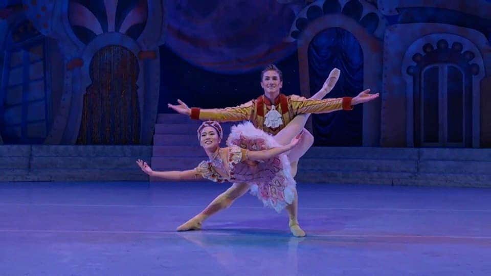 Lily Saito (齊藤莉理)のインスタグラム：「TONIGHT is the re-airing of @nashvilleballet 's Nutcracker for those who have missed the premiering on Nutcracker last week. The link is www.newschannel5.com/live3 (also available on my bio) at 7PM CST (8PM EST *NY* TIME) !!! Hope everyone can tune in and enjoy the holiday cheer! ❤」