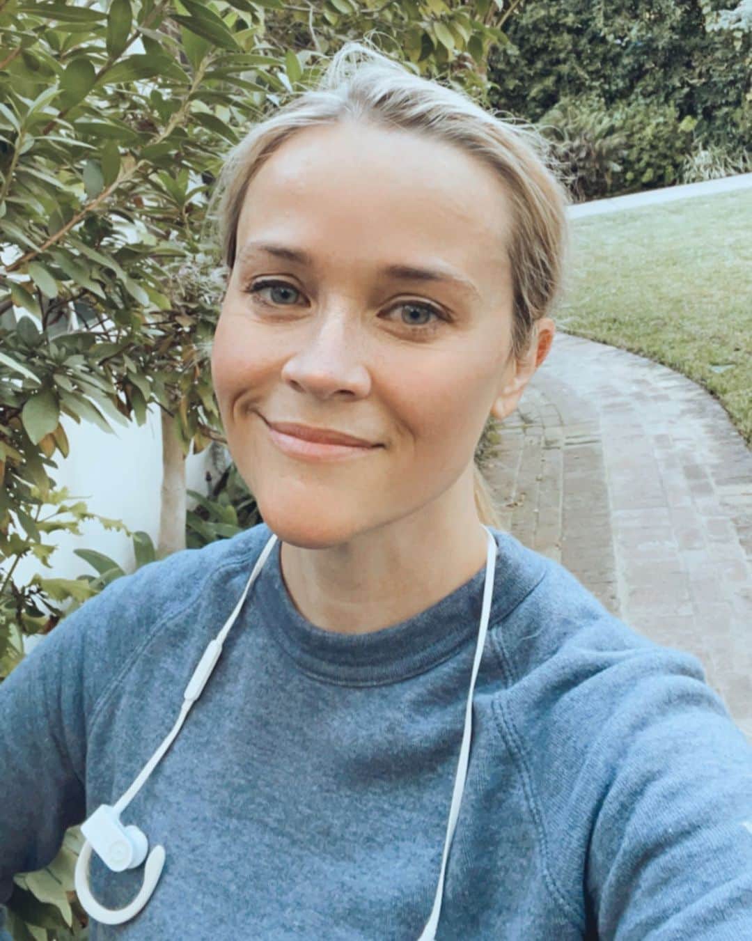 リース・ウィザースプーンのインスタグラム：「Reese’s Run Club🏃‍♀️(ok, we do A LOT of walking, but we got OUT there!) Thank you to everyone who has run, walked and skipped with me so far this month! Your comments and achievements kept me motivated and inspired! Should we keep running into the New Year?」
