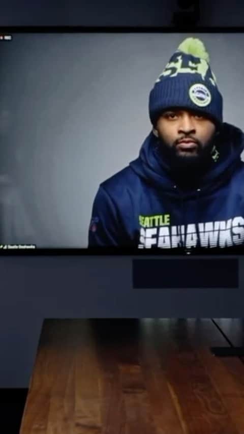エリン・アンドリューズのインスタグラム：「Had a chance to chat with @seahawks @bwagz and @presidentmal ahead of the big NFC West matchup today on @nflonfox • @ginamazzella @route30films @vtrilling @dominiquediazz @brittney_kedneymua @balmain @kayleeandrose」