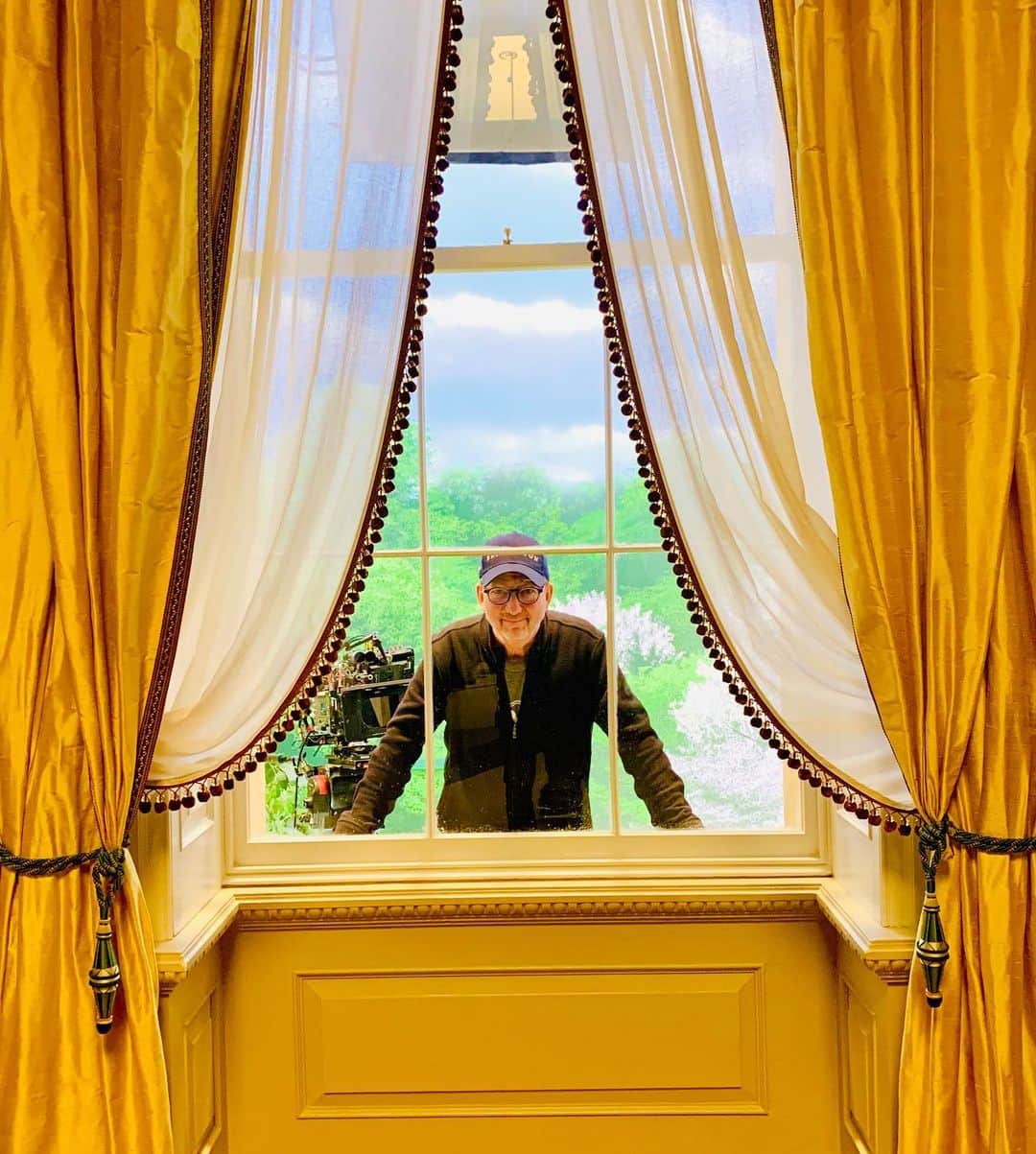 トム・ベリカのインスタグラム：「This...is Jeffrey Jur. Director of photography @bridgertonnetflix . (And a ton more!). Legend. Outstanding artist, collaborator and friend. @jeffjurasc #bridgertonnetflix  #coralroomclub @netflix」