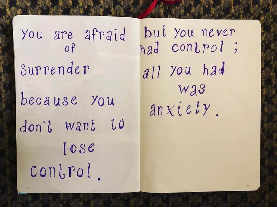 ベス・ベアーズのインスタグラム：「I woke up this morning thinking about so many of you whom the holidays present a very lonely, challenging time. I thought these words by the great @elizabeth_gilbert_writer summed it up perfectly. Anyone out there suffering due to mental health, economic , physical health struggles- know you are NOT ALONE. One of the reasons I started @harmonicspodcast was to speak with other creatives about their own mental health struggles and how they make it through. It is my way of using my platform to try and reach out to all of you I don't know personally! If you are feeling dark, lonely, anxious or grateful today, may I suggest the first @harmonicspodcast episode with @glennondoyle . Can't wait to bring you more in 2021! You can also sign up for our newsletter at the link in my bio, where I will be sharing even more with y'all- let's build a loving, safe community together ! 💛💫🙌🏻」
