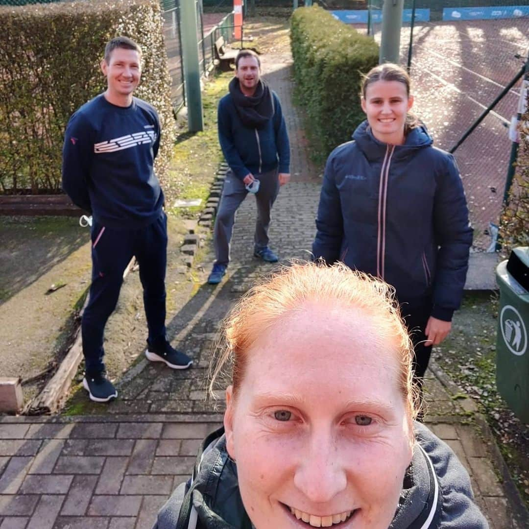 アリソン・バン・アイトバンクのインスタグラム：「Last practice in the books! Let the new season begin 🎾. Thanks to my team @robi_cokan @seanvanuytvanck @robindhoe  and to my soon to be wife @greetjeminnen 😍❤」