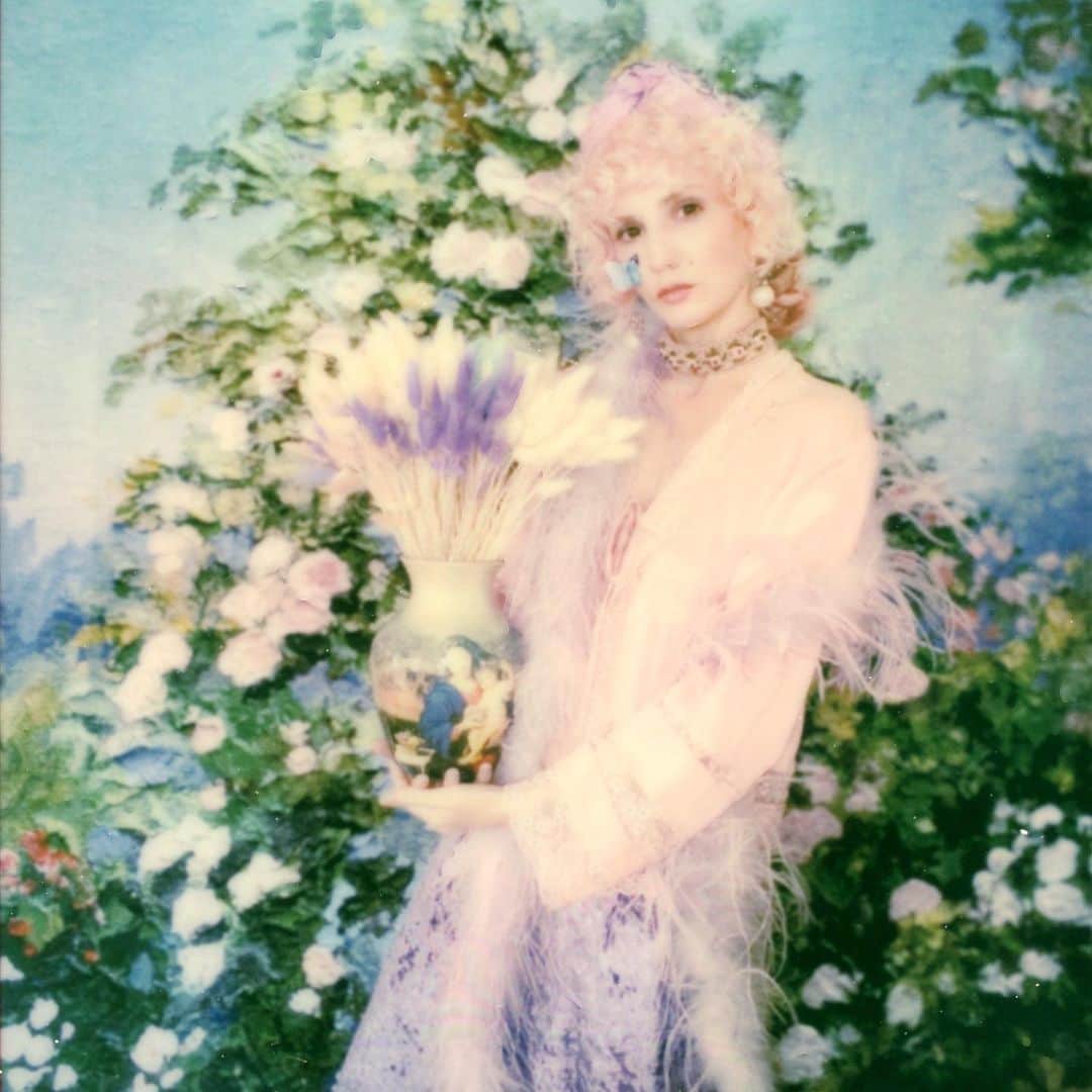 オードリー・キッチングのインスタグラム：「Part flower ★ @brunoroids」