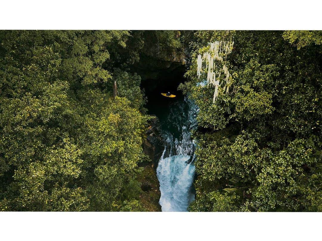 マイケル・ドーソンさんのインスタグラム写真 - (マイケル・ドーソンInstagram)「Tree Trunk Gorge on the Tongariro River is one of the most epic spots on the planet- @georgesnook_ lines up the middle drop. The canyon is so deep, once you’ve entered the only way out it downstream. Next time you’re crossing the Desert Road be sure to take a minute and check it out! #whitewater #waterfall #kayak #mustdo #nzmustdo #treetrunkgorge #waka #travel #adventure #adventurenearnotfar」12月28日 3時30分 - mrmikedawson