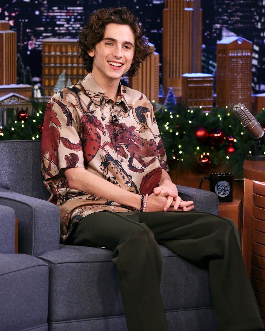 WHO WHAT WEARさんのインスタグラム写真 - (WHO WHAT WEARInstagram)「Happy 25th birthday, @tchalamet. Tap the link in bio for the most stylish Timmy 'fits that we're actually thinking about copying. Yeet. photos: getty images, shutterstock, @nbcsnl」12月28日 3時30分 - whowhatwear