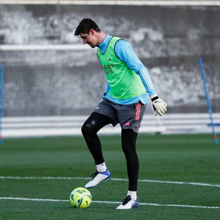 ティボ・クルトゥワのインスタグラム：「Preparando el último partido del año. Queremos acabar con buen pie! #HalaMadrid」