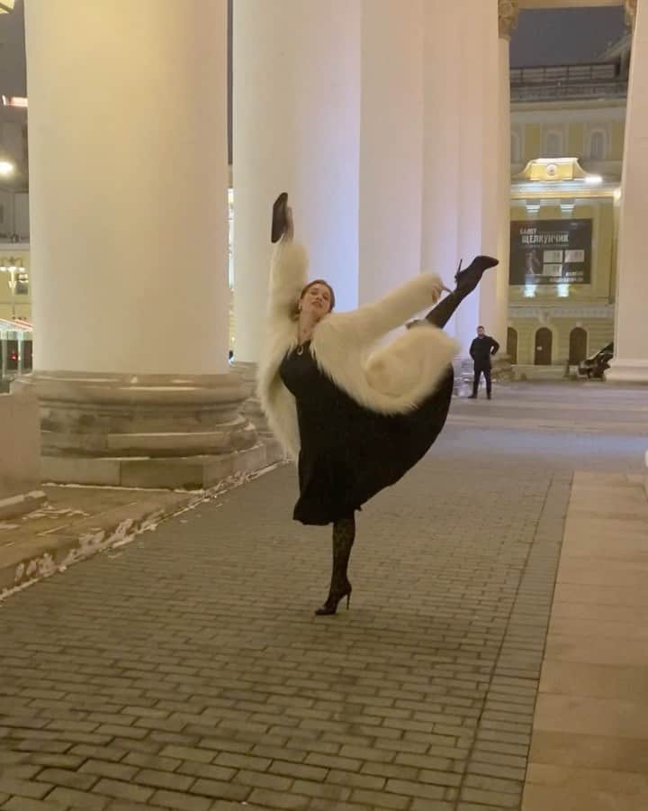 ウリアナ・ドンスコワのインスタグラム：「Самый новогодний и праздничный балет «Щелкунчик» в Большом театре.  И недощелкунчик на видео 😂   The Nutcracker in The Bolshoi Theater. You must see it 💥🔥 #щелкунчик #большойтеатр #nutcracker #ballet」