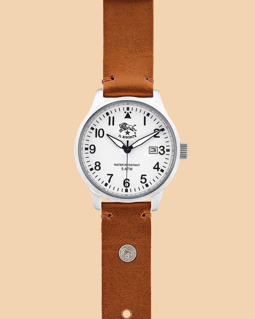イルビゾンテのインスタグラム：「To the new year! Time passes more pleasantly if it's marked by an Il Bisonte watch sporting a hand-stitched vegetable tanned cowhide leather band. #ilbisonte #sustainability #madeinitaly」