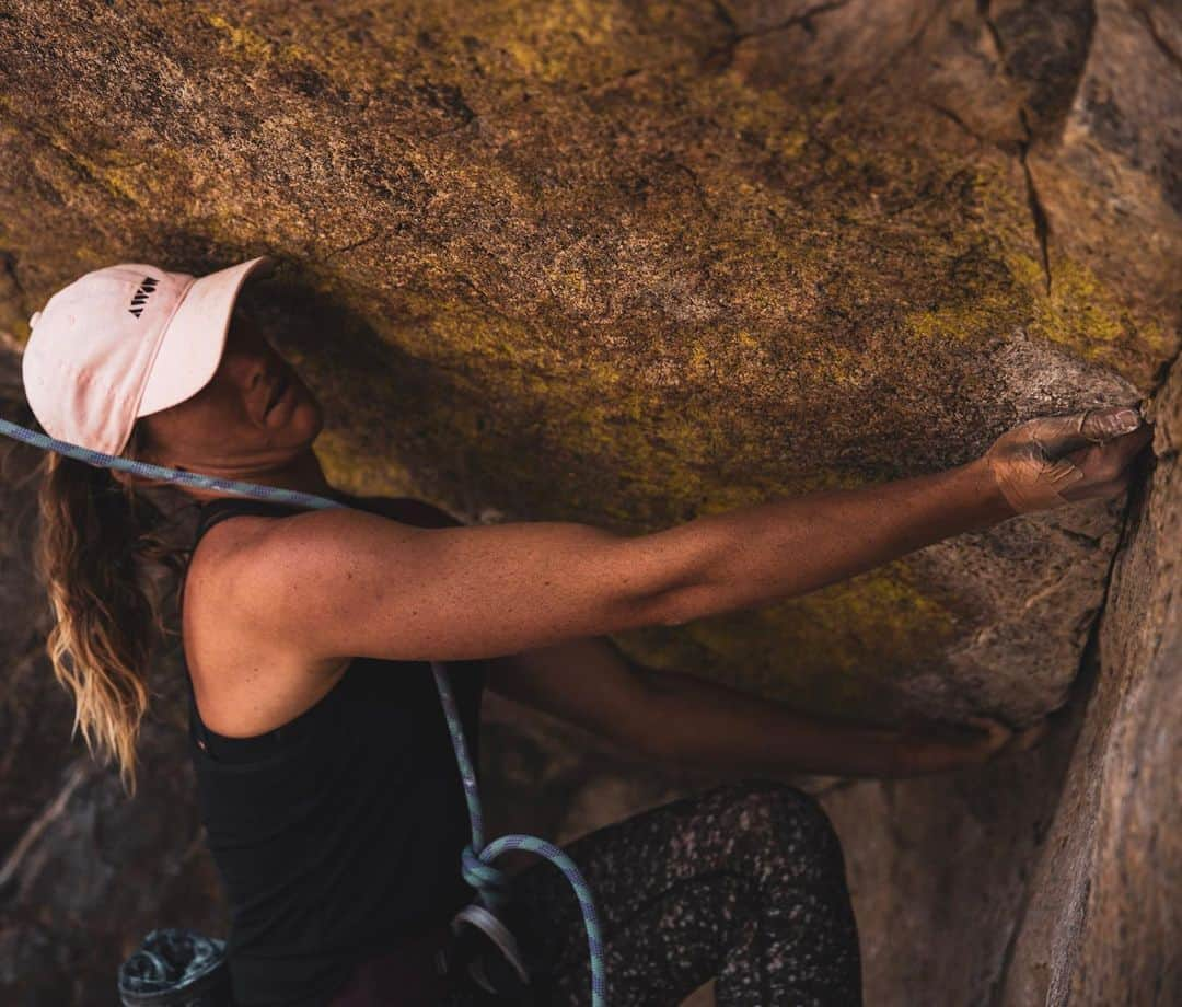 コートニー・コンローグさんのインスタグラム写真 - (コートニー・コンローグInstagram)「I miss this ... being challenged by a rock that doesn’t move haha  Such a humbling sport 😂   📷 @harrisonvoorhees」12月28日 3時53分 - courtneyconlogue