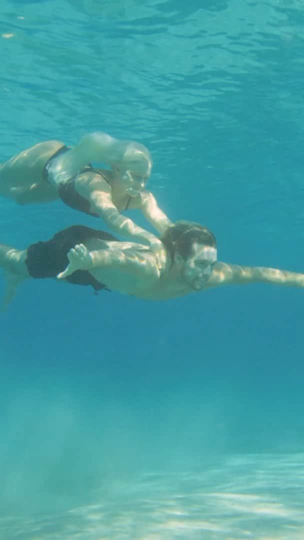 タティアナ・ウェストン・ウェブのインスタグラム：「🤍 better together, but even better together in the water 💧🤍 @jesse_mendes // video: @gregsworld」