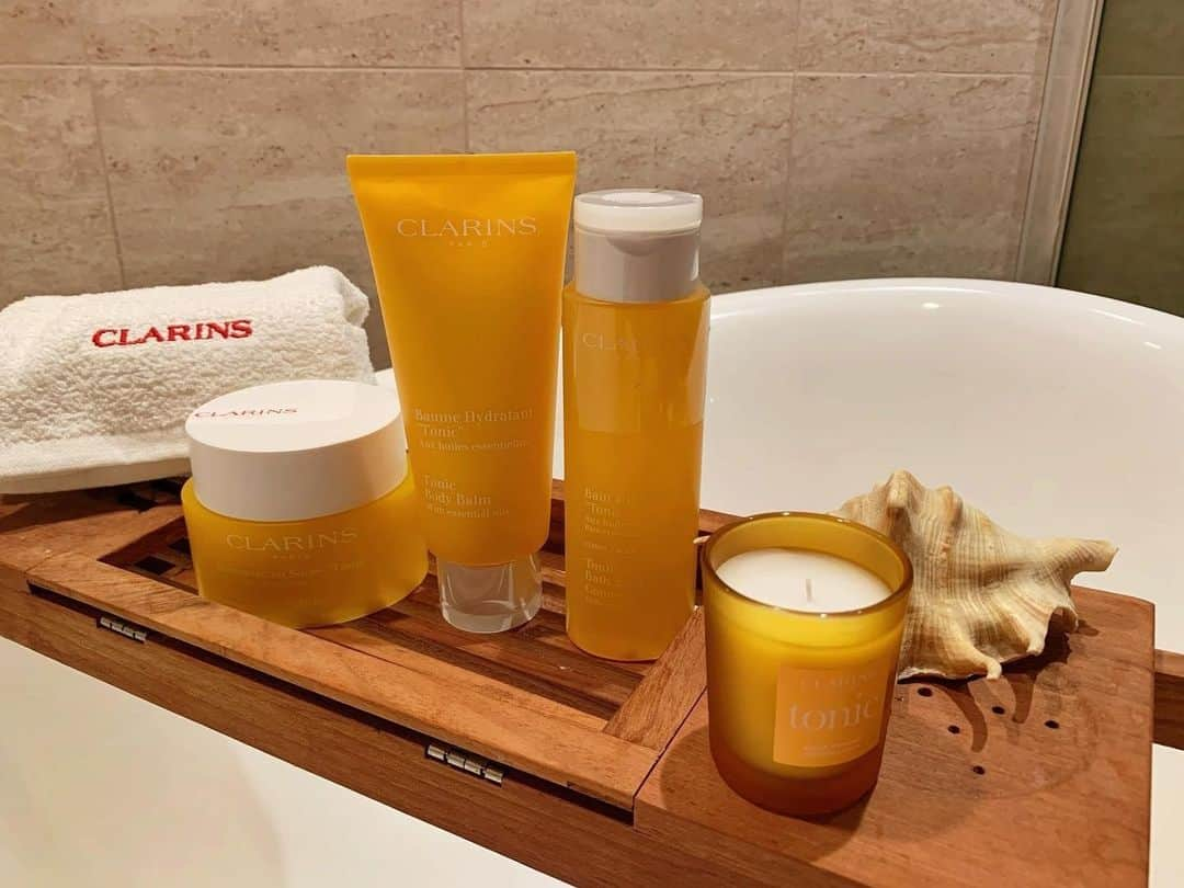 ClarinsUKさんのインスタグラム写真 - (ClarinsUKInstagram)「We hope you had a wonderful Christmas with your loved ones ❤️  On the agenda today? A relaxing bubble bath, enhanced with essential oils, sounds perfect to us! A combination of our revitalising Tonic products provides a complete at-home spa treat.  [📷 @uganecstone] #Clarins #ClarinsBody #TonicBody」12月27日 19時00分 - clarinsuk