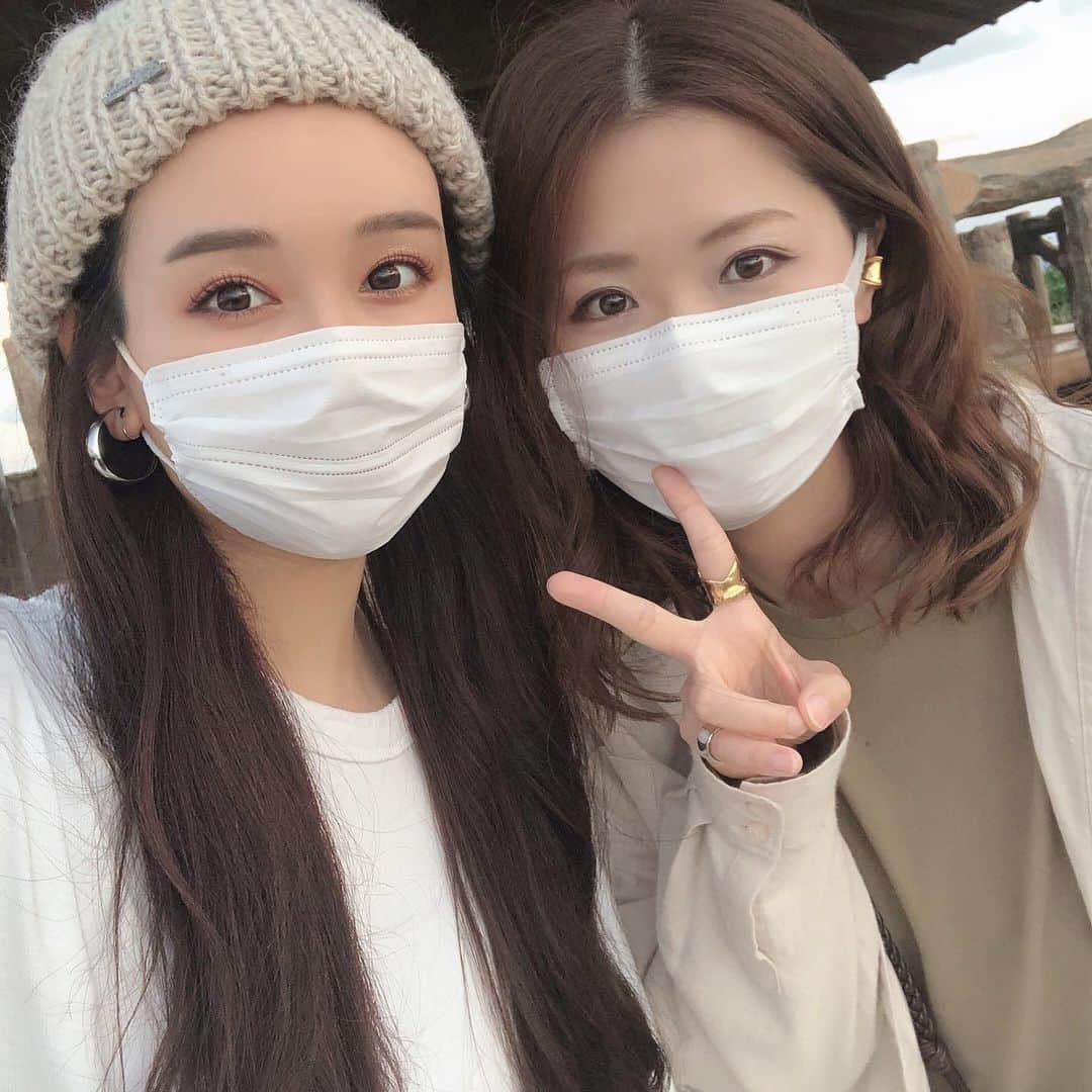 天野ゆうかのインスタグラム：「外はクリスマス🎄が終わってから 一気に年末ムードやね ✔︎ みんなはもう仕事納めしましたか？👩🏻‍💻 私は今日から大掃除モードに突入🧹🧼 . . 物を整理してる時ってさ、何故か 昔のアルバム📚とか携帯フォルダ📱見て 大幅に時間ロスしがちよね。笑 #あれなんでなん  でも、去年の写真と石垣島の写真見比べたら 俄然身体がスッキリ✨なってたから そこは嬉しい発見やったな〜って🥰◎笑 外食しなくなったってのもあるけど、 やっぱり脂肪溶解エステ @__luna001 で溶かした余分な脂肪を 韓方でキレイに出すのが効果抜群で身体に合ってるみたい😏🧻✨ . . 軒並み忘年会🍻とか新年会🍶無くなって 寂しさはあるけど、ダイエットするには良いタイミングやったんかもしらんな〜😌❣️ 前の体型には戻りたくないし、 来年も引き続き頑張ろっと💪🏻笑 では、引き続き大掃除頑張りま〜す😉🧽✨ . . ※ まつ毛パーマ .. Chelo by release Around the face @chelo.atf   ※ 脂肪溶解エステ .. ルナグランデ @__luna001   ※ ダイエット韓方 .. ロダム @rodamjp  #いつかの写真 #石垣島 #石垣島旅行 #沖縄旅行 #旅行 #ダイエット #減量中 #見た目スッキリ #脂肪溶解 #痩身エステ #ルナグランデ #まつ毛パーマ #まつ毛カール #チェロバイリリースアラウンドザフェイス #韓方 #ロダム #ニット帽 #diet #trip #okinawa #ishigakiisland #키토제닉　#키토식단　#다이어트식단　#다이어트자극사진　#헬스타그램　#홈트　#🌺 #✈️」