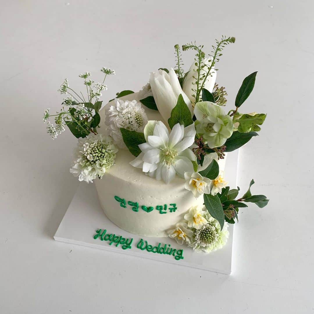 플로리스트 이주연 florist Lee Ju Yeonさんのインスタグラム写真 - (플로리스트 이주연 florist Lee Ju YeonInstagram)「. . @kirakira_kitchen @vanessflower  플라워 케익장식 🤍  믿고맡겨주셔서 감사해요 🙏🏻 . #키라키라키친 #kirakira_kitchen  #플라워케익 #플라워쿠키 #플라워이니셜케이스  #케이크주문제작 #케이크맛집 #케이크클래스  #디자인케이크 #디자인케익 #디자인케익주문  #바네스플라워 #vanessflower」12月27日 18時55分 - vanessflower