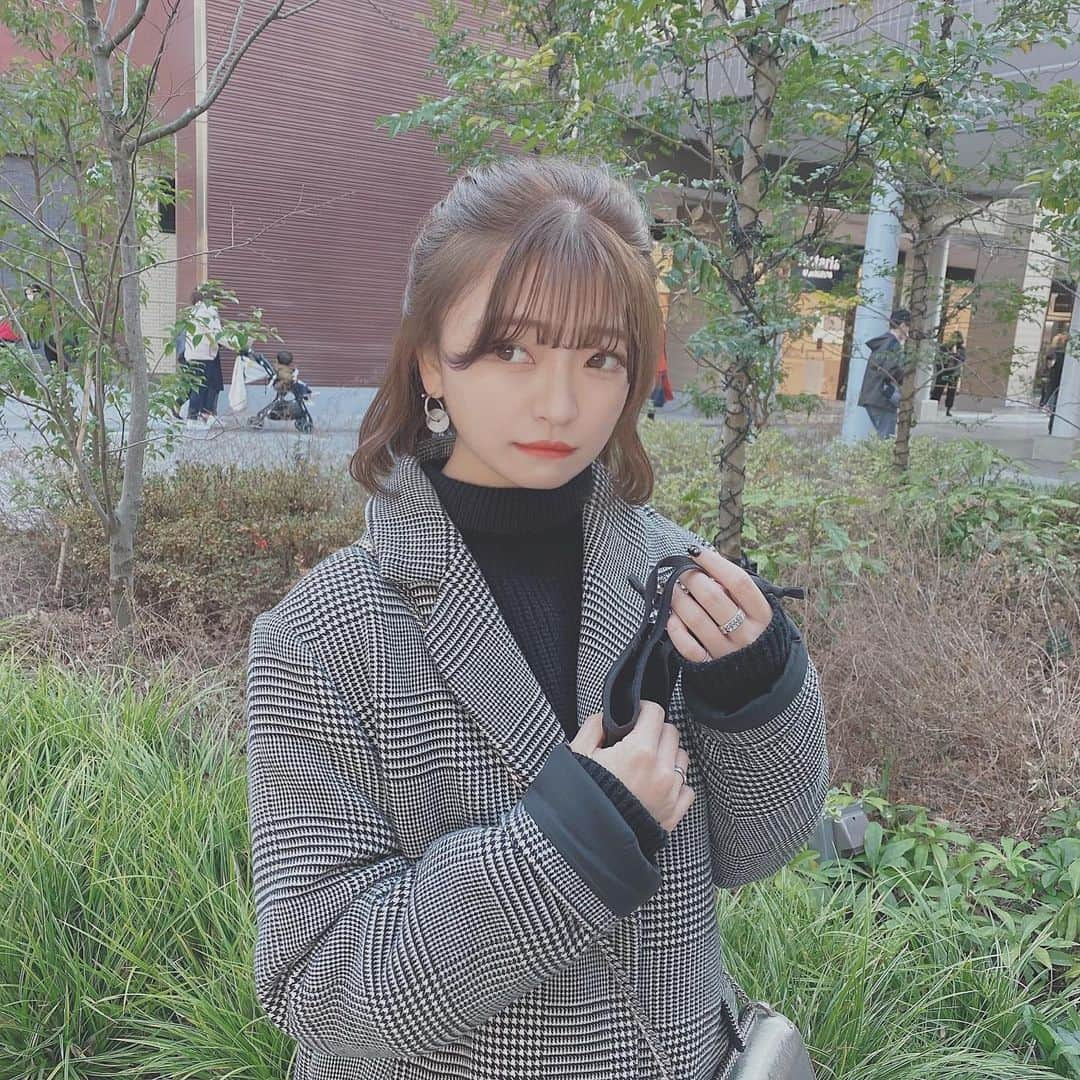 齋藤里佳子のインスタグラム：「*﻿ ﻿ ﻿ ﻿ ﻿ 👵🏻🖤﻿ ﻿ ﻿ ﻿ ﻿ 髪の毛くくってみたの、﻿ ﻿ ﻿ ﻿ ﻿ ┈┈┈┈┈ ❁ ❁ ❁ ┈┈┈┈┈﻿ ﻿ #齋藤里佳子 #dearkiss #portrait ﻿ #rikakootd #ootd #fashion #ボブ #ボブヘア﻿ #ボブアレンジ #ハーフアップ #ハーフアップお団子﻿ #コーディネート #ファッション #インスタ映え ﻿ #photography #instagood #instaphoto﻿ #followme‬ #팔로우」