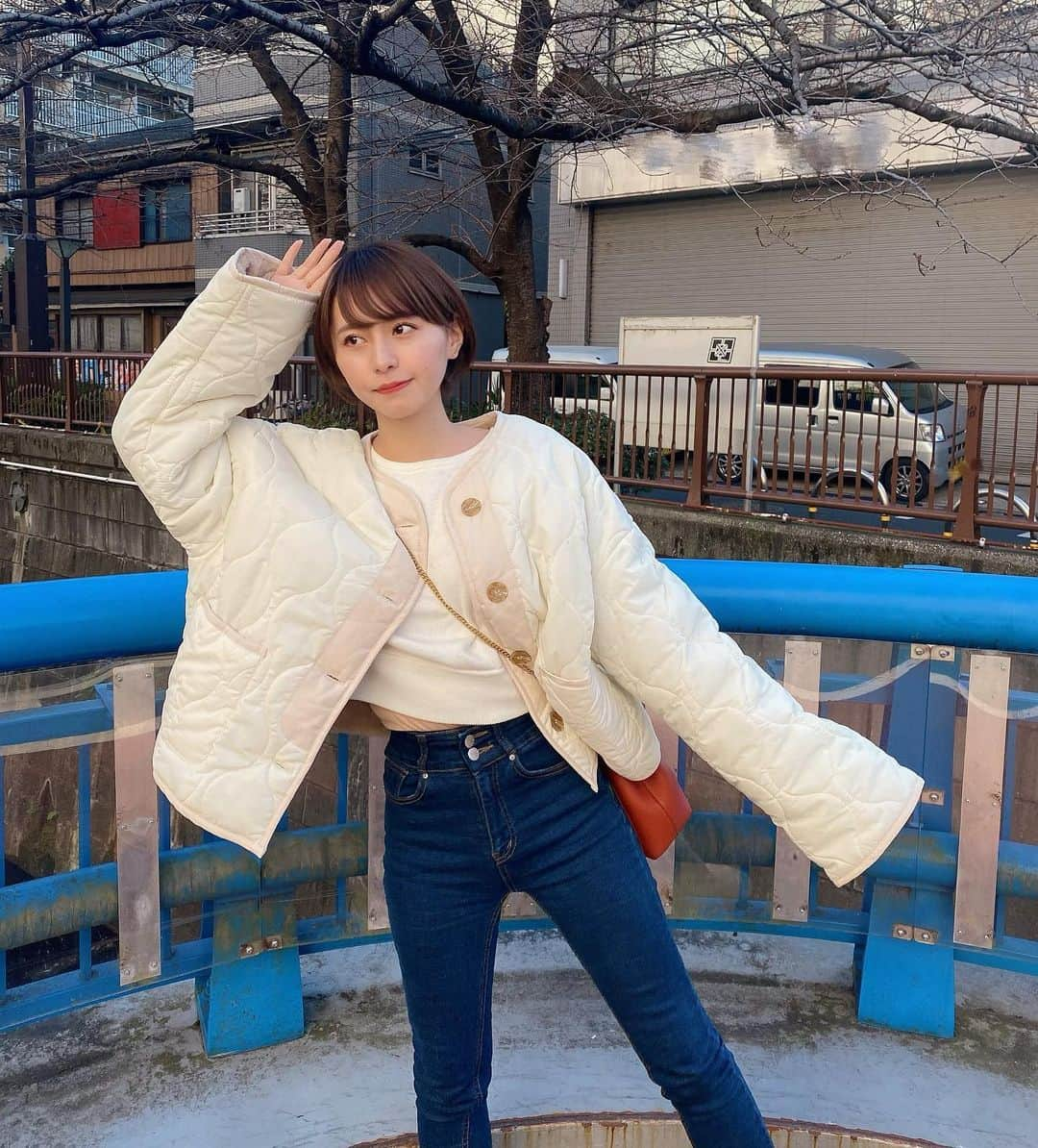 MIORIさんのインスタグラム写真 - (MIORIInstagram)「おなかのとこ、インナーのキャミソールが見えてるのは内緒です。  目黒川！(たぶん) きょうお天気良かったしあったかかったな〜  みんな今日はなにしてましたか？ 2020年最後の日曜日だったね〜！  アウターは　@holidayandholiday_official さん！  ・」12月27日 18時56分 - __mk.31__