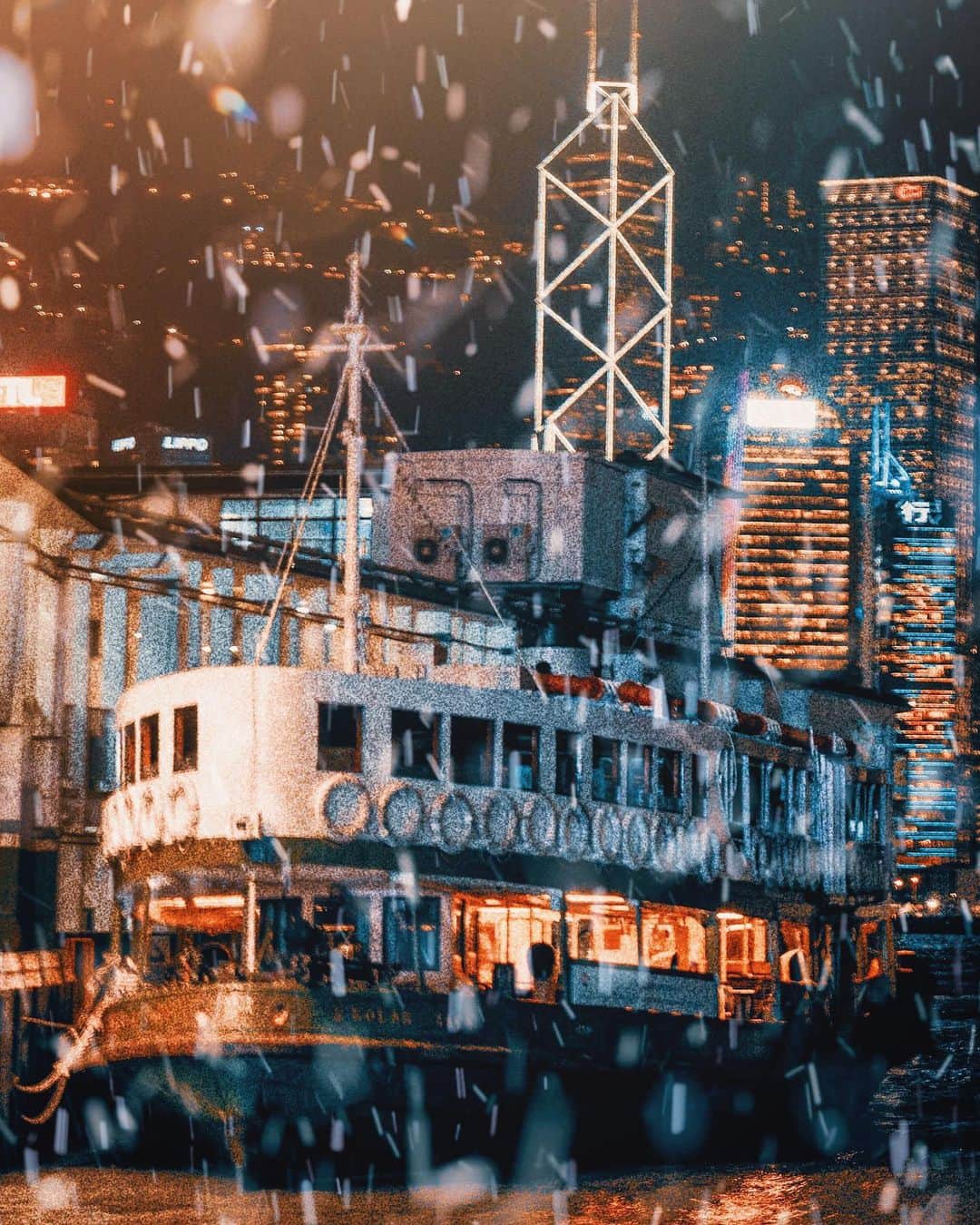 HAYAMI HANNAH ハナさん ど田舎のインスタグラム：「. Snowing Hong Kong 🇭🇰☃️🎄 A little bit heavy ❄️😊 Have a nice time!   #hayamihannah  #DiscoverHongKong  #Picsofhk #香港 #instameethk⁠ #awesomehongkong  #hongkongphotography⁠ #unlimitedhongkong  #exploringhongkong⁠ #hongkongstreets  #hongkongnight  #hongkong  #hongkonglifestyle #hongkongstreetphotography⁠ #visualhongkong  #reframinghk  #Hongkongliving #StreetMobs #moodygrams⁠  #Adorama #Way2ill #yourshotphotographer  #localiiz  #thestreetpr0ject #TimeOutHK #capitalshooters  #DarkMobs  #ZolimaHongKong  #New_UrbanStreet #写真好きな人と繋がりたい」