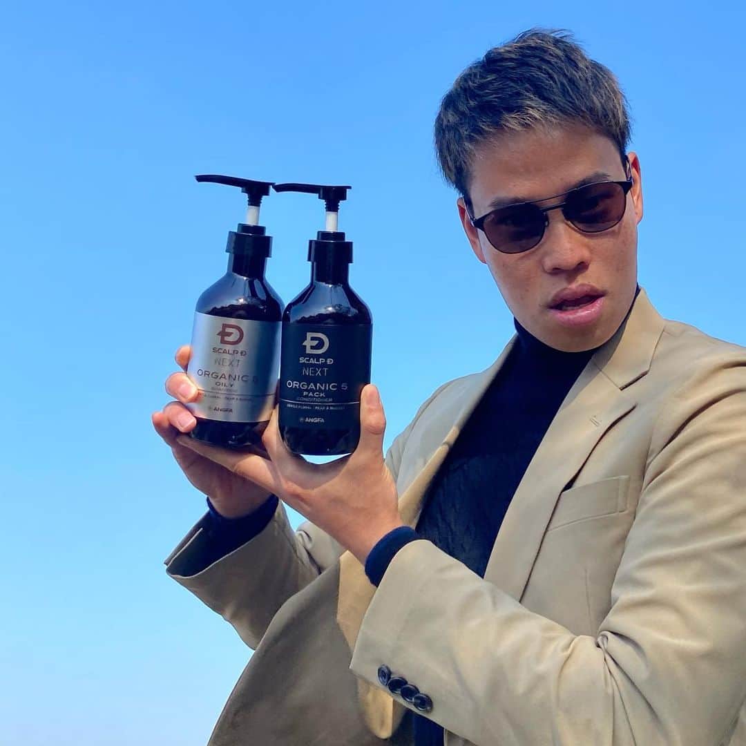 マキヒカのインスタグラム：「. さぁ!立ち上がれと。髪の毛たちよと。 毎日、自問自答してます。  洗い心地も香りも良いんですよね。ええ。 オーガニックシャンプーなので、頭皮と髪に優しいんですよね。ええ。  ドラッグストアや　@scalpd_next から購入できますよと。  #スカルプd #スカルプdネクストオーガニック #オーガニックシャンプー #ad #頭皮ケア #頭皮ケイスケ #頭スケっす」