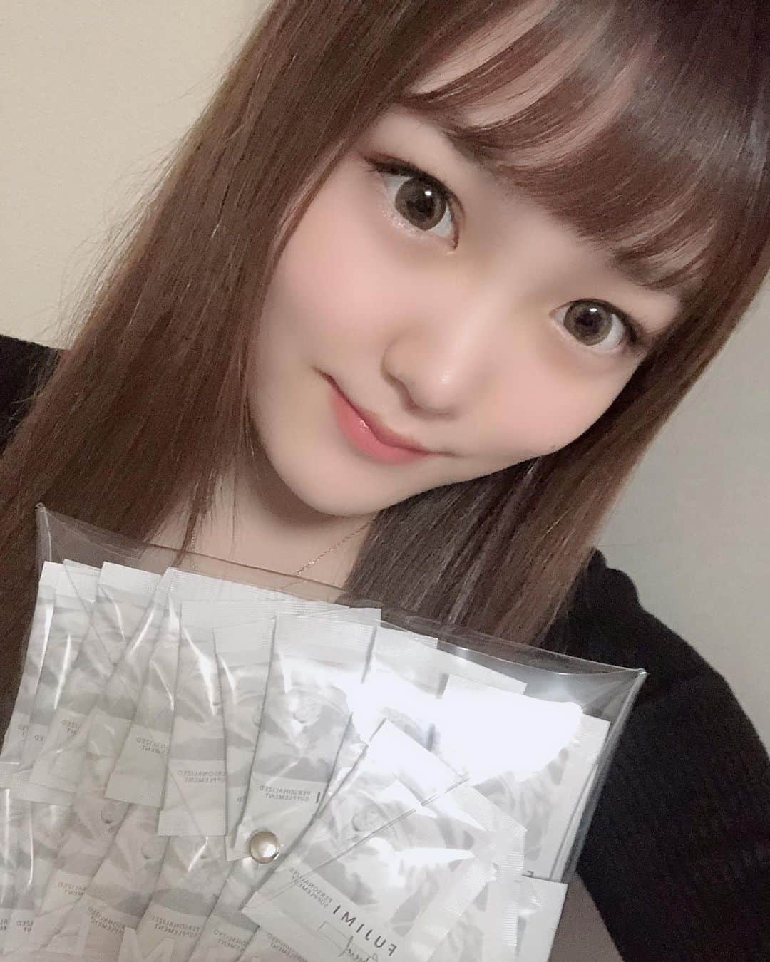 のインスタグラム：「@fujimi_official さんの今月分のサプリも届いたよ💊✨﻿ ﻿ 粒もすごく可愛いし私に足りない物だけ補給してるから安心して飲める☺️✨﻿ ﻿ 最近メイク落とさずに寝ちゃう事あってお肌調子悪いから、﻿ ビタミン補給しなくては…🤔💭﻿ ﻿ ちなみに自撮りホヤホヤなんだけど、﻿ 前髪切りすぎた😂﻿ ﻿ #fujimi#サプリ#パック﻿ #パーソナライズサプリ﻿ #パーソナライズマスク﻿ #無料肌診断#コラーゲン#ビタミン﻿ #フレッシュオイル#プラセンタ﻿ #透明ポーチ#可愛い#おすすめ﻿ #美肌#美容#自分磨き#pr﻿ #foryoupage #foryou#fyp」