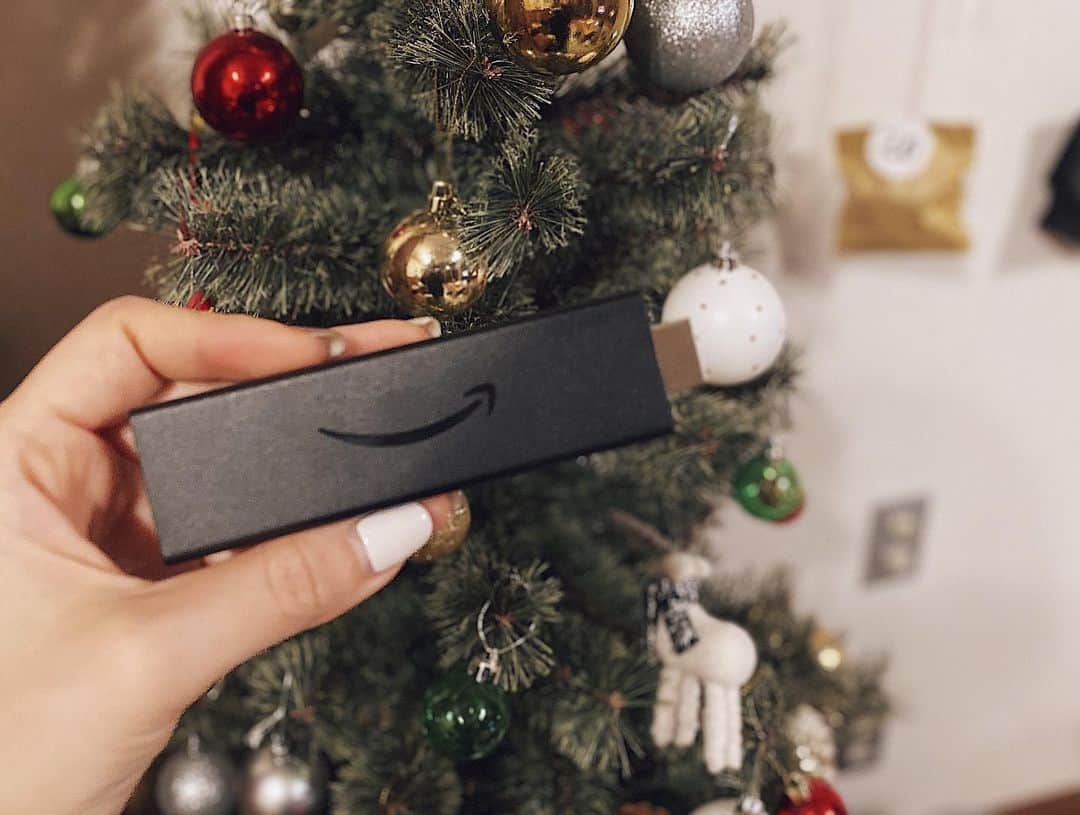 rats1316のインスタグラム：「・ Fire TV Stick 4Kが我が家に来てから週末開催される寝室シアター🌈 息子達は毎週末をとっても楽しみにしています👦🏻👦🏻👦🏻  おうち時間が多かった今年。毎日何をして遊ぶか頭を悩ませる事が多かった中でこのスティックにどれほど助けられたことか✨✨  Fire TV Stick 4Kのお陰で家で過ごす時間が豊かになり、家族と笑って過ごす時間も増えたように思います🧚🏻‍♂  年末年始もまだまだ家で過ごす時間が増えそうなので、大活躍間違いなし◎我が家には欠かせないアイテムとなりました👏🏼 ・ ・ ・ #Amazonデバイスサポーター#FireTVStick4K#おうち映画館#ホームシアター#おうち時間#北海道ママ#札幌ママ#こどものいる暮らし」