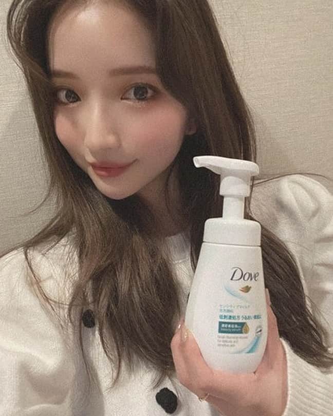 南りほのインスタグラム：「一段と寒くなって冬の乾燥もひどくなってきたね、、😢 最近仲間入りしたしっかり保湿される敏感肌用のDoveセンシティブマイルドクリーミー泡洗顔料を愛用中🧖🏻‍♀ 刺激を与えないクリーミーな泡がお気に入り。 洗い上がりはもっちりしっとりする感じだからつっぱらなく乾燥肌には最適🤦🏼‍♀️👏🏻 Youtubeのモーニングルーティンで概要欄にお得なキャンペーン情報と 同じシリーズでミルククレンジングと洗顔料チューブタイプも紹介しているので、是非に…💚 #Realbeauty #ダヴ #泡洗顔 #PR」