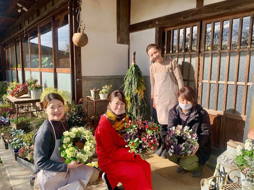 山崎聡子さんのインスタグラム写真 - (山崎聡子Instagram)「クリスマスSPロケ中の写真🎄❤️  磐越東線の旅でお世話になった皆さま、 本当にありがとうございました😊  #実はもう仕事納めてます🌅 #まだお仕事が続く皆さまお疲れさまです🥺  #磐越東線 #舞木駅 #もりのかぜらぼ #branch #田村市 #船引駅 #船引 #あくつ屋 #かりんとう饅頭 #和菓子 #洋菓子 #ハム工房都路 #ポークパストラミ #大越駅 #ニコニコパン店 #藤めぐみ さん #演歌歌手 #ラーメンひょっとこ #神俣駅 #赤井駅 #レストラン木木 #ステーキ」12月27日 19時03分 - 310puu