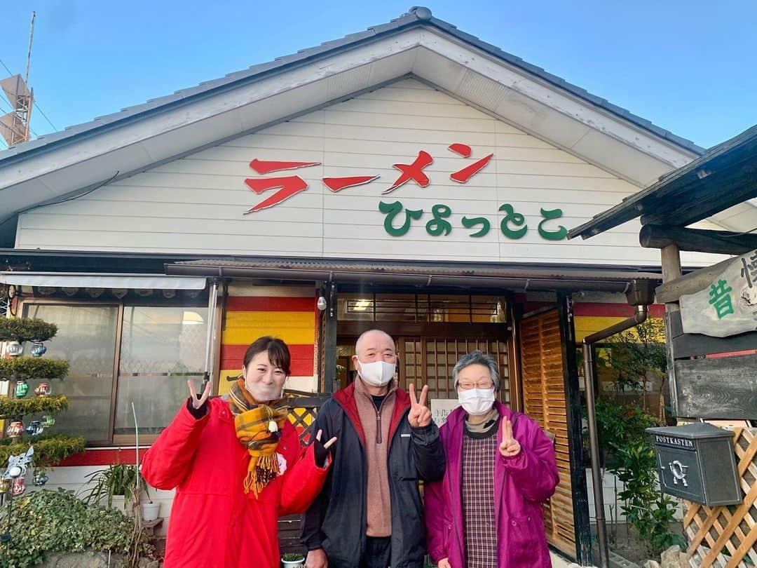 山崎聡子さんのインスタグラム写真 - (山崎聡子Instagram)「クリスマスSPロケ中の写真🎄❤️  磐越東線の旅でお世話になった皆さま、 本当にありがとうございました😊  #実はもう仕事納めてます🌅 #まだお仕事が続く皆さまお疲れさまです🥺  #磐越東線 #舞木駅 #もりのかぜらぼ #branch #田村市 #船引駅 #船引 #あくつ屋 #かりんとう饅頭 #和菓子 #洋菓子 #ハム工房都路 #ポークパストラミ #大越駅 #ニコニコパン店 #藤めぐみ さん #演歌歌手 #ラーメンひょっとこ #神俣駅 #赤井駅 #レストラン木木 #ステーキ」12月27日 19時03分 - 310puu