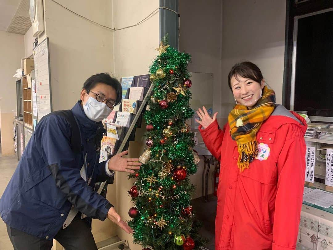 山崎聡子さんのインスタグラム写真 - (山崎聡子Instagram)「クリスマスSPロケ中の写真🎄❤️  磐越東線の旅でお世話になった皆さま、 本当にありがとうございました😊  #実はもう仕事納めてます🌅 #まだお仕事が続く皆さまお疲れさまです🥺  #磐越東線 #舞木駅 #もりのかぜらぼ #branch #田村市 #船引駅 #船引 #あくつ屋 #かりんとう饅頭 #和菓子 #洋菓子 #ハム工房都路 #ポークパストラミ #大越駅 #ニコニコパン店 #藤めぐみ さん #演歌歌手 #ラーメンひょっとこ #神俣駅 #赤井駅 #レストラン木木 #ステーキ」12月27日 19時03分 - 310puu