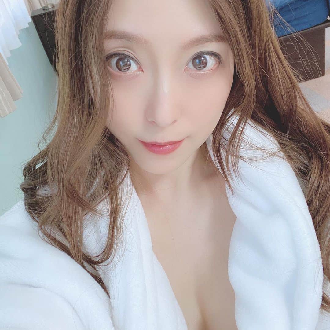 白木優子のインスタグラム：「今年最後のお仕事だった時のです。 今年もやりきりました！ 褒めて❤️笑」