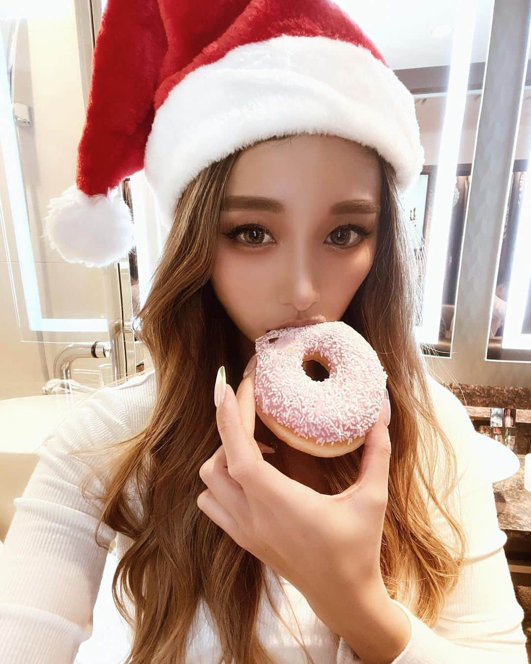 hanaさんのインスタグラム写真 - (hanaInstagram)「・ ・ 🎅🏽🎄🎁  #クリスマスパーティー #サンタ #帽子だけ#気分だけ #christmas #party #santaclaus」12月27日 19時06分 - __87.hana_