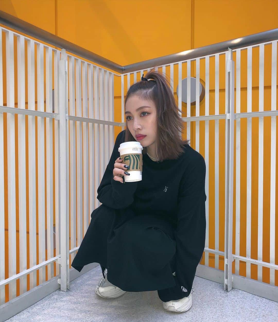 honoka のインスタグラム：「今日も1日お疲れ様でした❣️ なんかクリスマス終わってから 急にめっちゃ年末感じひん？？ あっという間に今年終わるね🥲  みんなはどんな1日でしたか◡̈？ ほのかは撮影してスタバの新作飲んで 帰りにひつまぶし食べて はっぴーな1日でした😋」