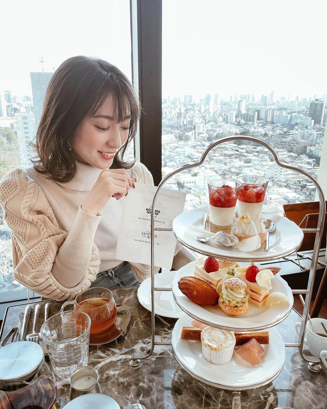 のインスタグラム：「@aoyamagrand  のアフタヌーンティー🫖﻿ ﻿ どれも美味しかったんだけど、﻿ クレープがとってもおいしかった〜😭✨﻿ ﻿ 焼きたてのマドレーヌをいただけたり、﻿ ドリンクも飲み放題で﻿ 時間たっぷりお話ししながらゆっくりしました☺️﻿ ﻿ また行きたいなー❤️﻿ ﻿ ﻿ ﻿ #aoyamagrandhotel #アフタヌーンティー #外苑前 #外苑前カフェ #表参道カフェ #表参道 #afternoontea」