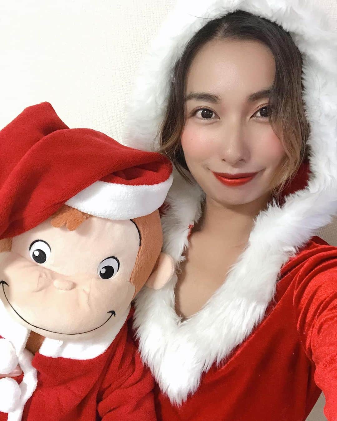 エマ中岡優姫のインスタグラム：「朝に クリスマスプレゼントを あげたよ〜！！ むっちゃびっくりして ポカーンってしてた🤣 しかもベンツじゃなくて 袋に入れておいた トミカを見つけて これがいい！！！ ってなってた🤣 ベンツにテンション上がると思ったのに🤣 でも楽しそうで よかった♪ #クリスマスプレゼント  #2歳男の子  #サンタコス」