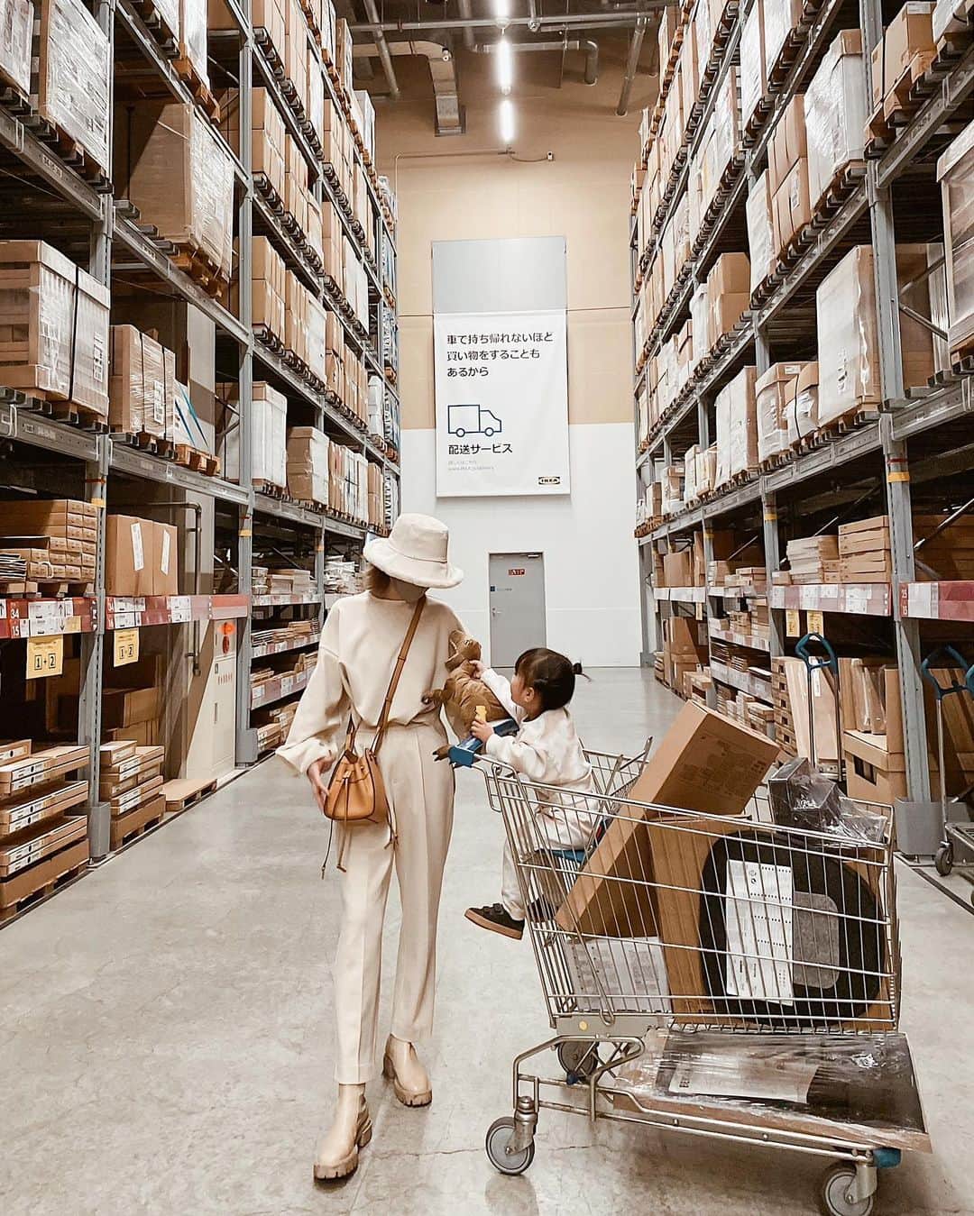 孫きょうのインスタグラム：「引っ越し作業もそろそろ終盤🥱💭 🛒2つ分の収納BOXやらを📦  キレイめなセットアップに見えて 実はスエット素材で着心地抜群。 @null._official_  "今本当に必要なデイリーなものだけ”をテーマにしたブランドだから着心地へのこだわりが伝わるアイテム🤍  #ootd #outfit #null._official_ #null.  #null. #dailywear #デイリーウェア #ヌル」