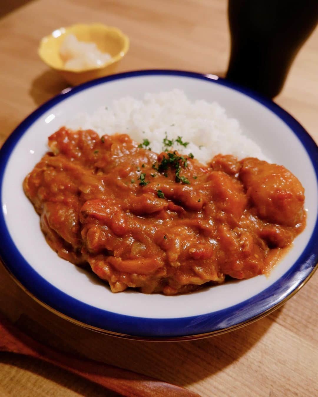 依吹怜のインスタグラム：「今日の　#ibukitchen🧡　は 無水カレー。 野菜の持つ旨味ってすごいよなー。  ランニング前に仕込み。 野菜を入れたストウブを コトコト弱火にかけ、 出来上がったタイミングで火を消して ランニングへGO。 余熱でもっと美味しくなるんだな。  ほっといても美味しくできるストウブって最高。野菜の恵みをいただきます。  今日は7キロ。 42.195キロまであとちょっと。 帰り道サウナで整えて、美味しいご飯の待つ家へ。 #ビールで帳消し🥰  #fujifilm #xa7 #fujifilm_xseries  #無水カレー #カレー　#curry #ストウブ #ストウブ料理 #staub #ランニング #run #ビール　#愛してる」