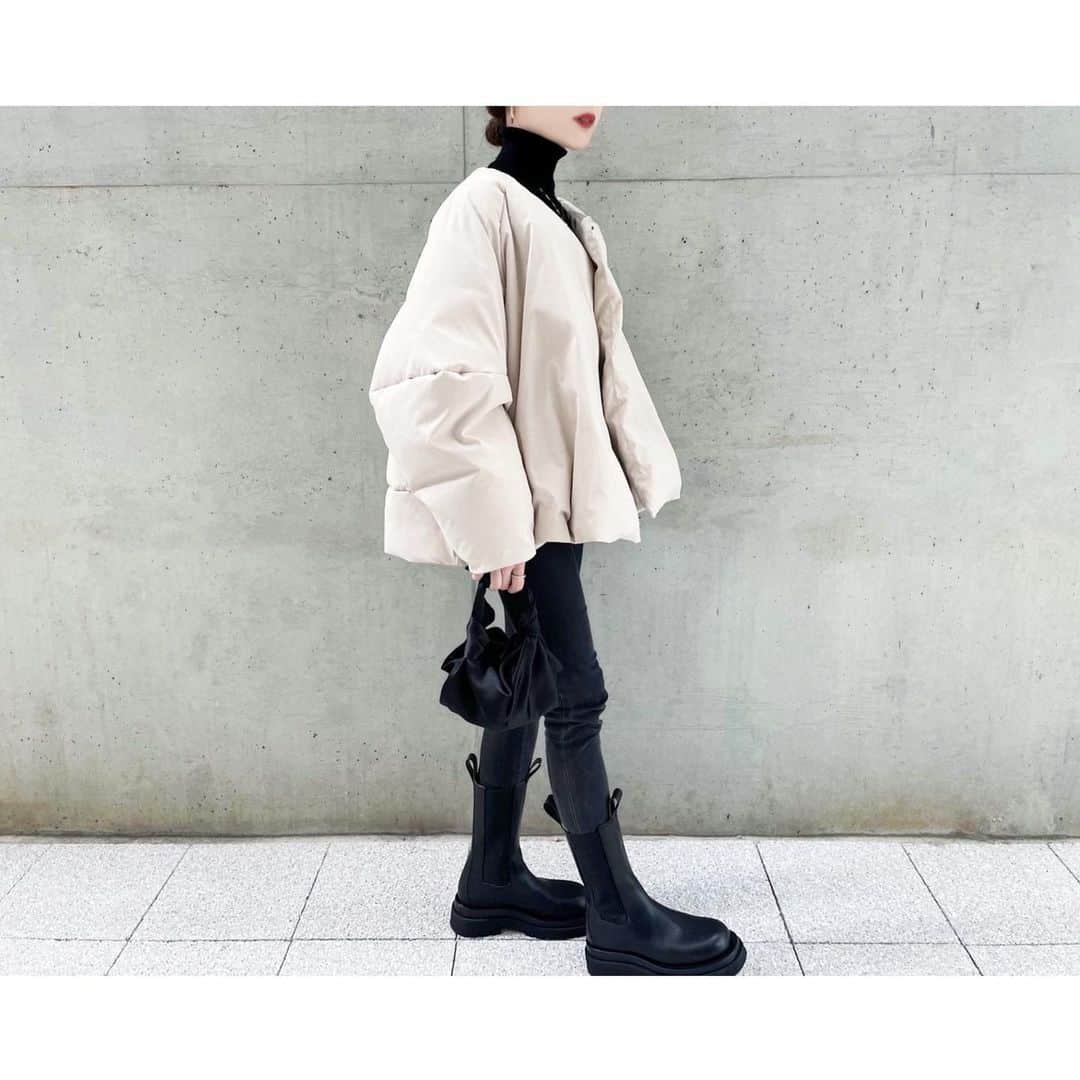 kumiのインスタグラム：「ㅤㅤㅤ﻿﻿ ㅤㅤㅤ﻿﻿ 今まで真冬もコート派でした。 初ダウンが快適すぎて…！  シルエットに一目惚れしたものの 軽くて暖かくてとても良き♡  outer #blackbymoussy knit #uniqlo pants #acnestudios boots #bottegaveneta bag #therow」