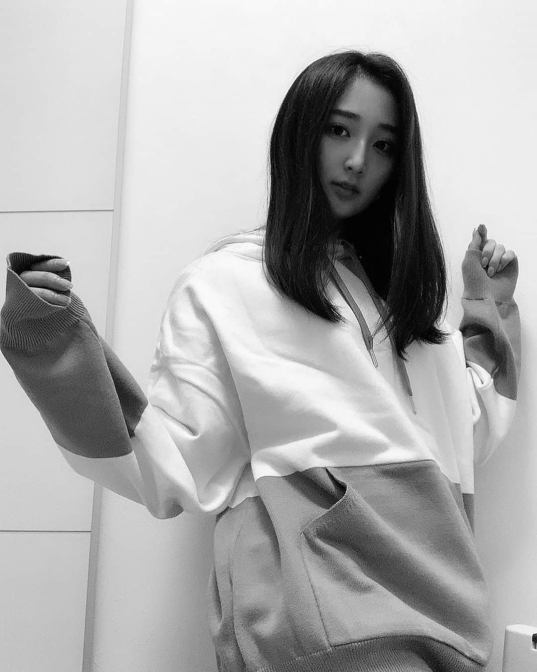 小磯陽香さんのインスタグラム写真 - (小磯陽香Instagram)「Racineっていうブランドが出来たらしくて、このパーカー生地が柔らかくて凄く着心地良いし色も可愛い☺️ あと、梱包箱が写真撮るの忘れちゃったんだけどすっごく可愛くなってました🥺  いっぱい使おーーっと👼🏻💓  @racine.store  #racinestore #ラシーヌ #ふんわりモカパーカー #パーカー #パーカーコーデ #pr #ニットパーカー #パーカー女子 #パーカー好き #ファッション #ootd #fashion」12月27日 19時20分 - haruka._.koiso