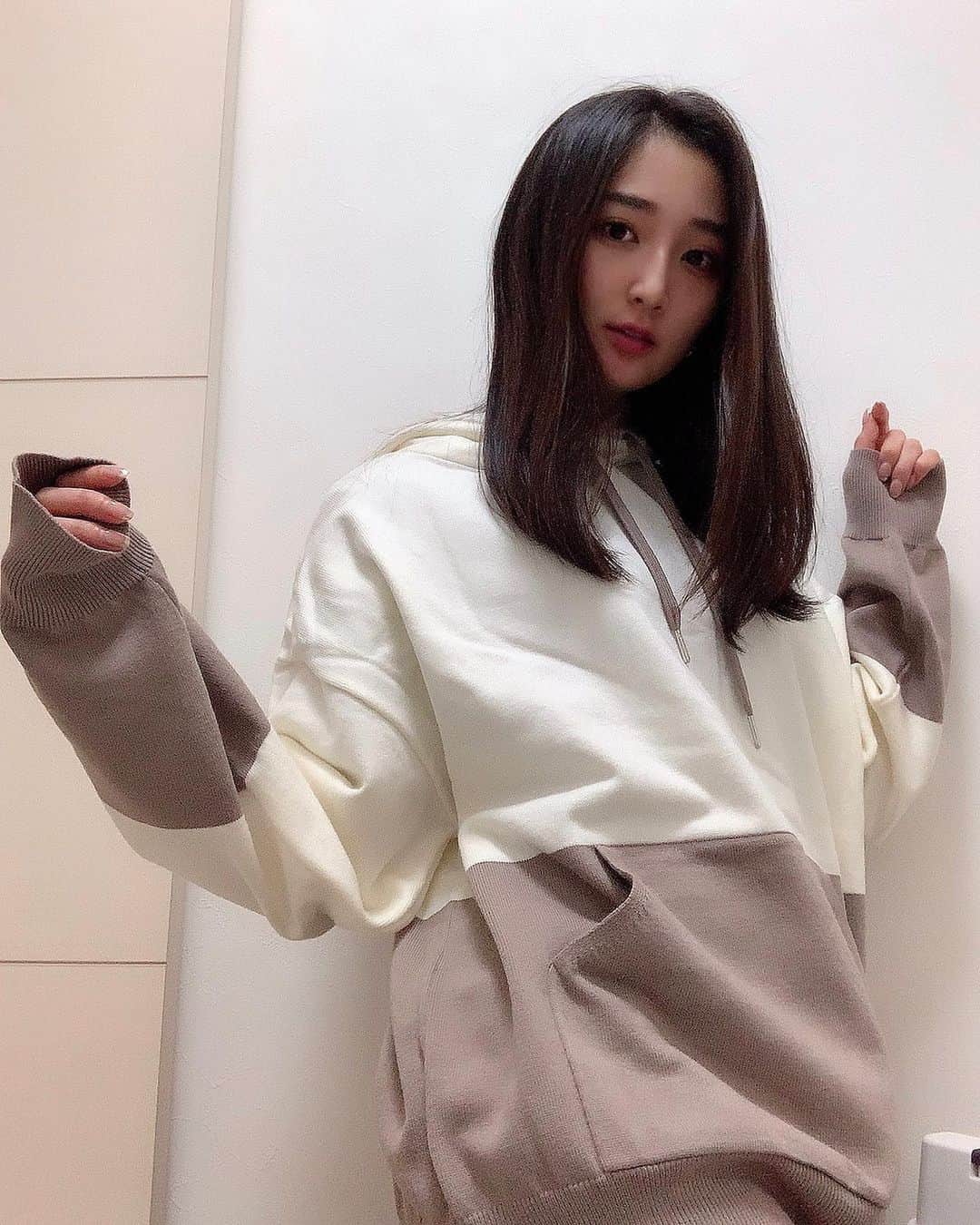 小磯陽香さんのインスタグラム写真 - (小磯陽香Instagram)「Racineっていうブランドが出来たらしくて、このパーカー生地が柔らかくて凄く着心地良いし色も可愛い☺️ あと、梱包箱が写真撮るの忘れちゃったんだけどすっごく可愛くなってました🥺  いっぱい使おーーっと👼🏻💓  @racine.store  #racinestore #ラシーヌ #ふんわりモカパーカー #パーカー #パーカーコーデ #pr #ニットパーカー #パーカー女子 #パーカー好き #ファッション #ootd #fashion」12月27日 19時20分 - haruka._.koiso