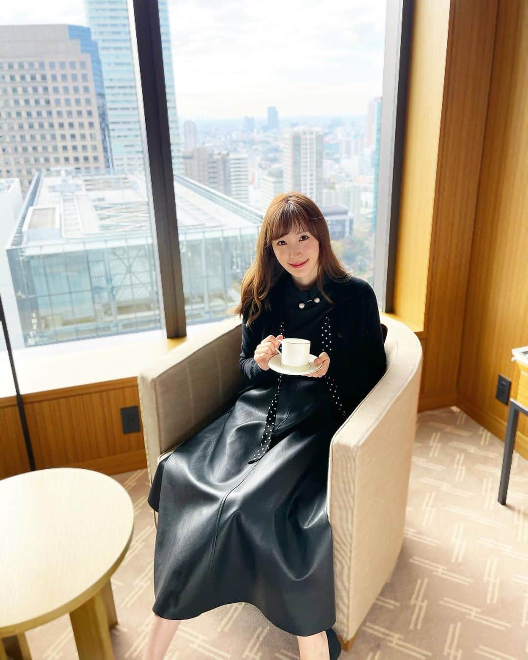 小林真由のインスタグラム：「オークラにステイした日。﻿ ホテルだとお部屋で走り回るだけで楽しいみたいで助かります😂🍓﻿ ﻿お気に入りのカーディガン🧣  ﻿ #オークラ #ホテル #ザオークラ #朝食 #ホテル朝食 #女の子ママ #男の子ママ #ママライフ #2歳 #生後4ヶ月 #ベビー #二人育児 #theokuratokyo #altuzarra」