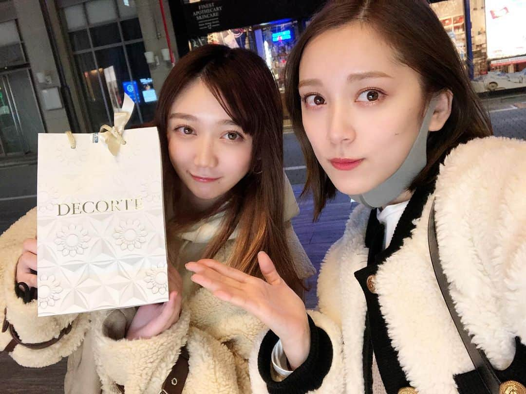 小澤しぇいんのインスタグラム：「まるたんと一年ぶりに会ったよ🐏 お誕生日お祝いにプレゼントくれたありがとう😭 DECORTEデビュー💕 @cosmedecortejp   #decorte#cosmetics#makeup#cafe#sweets#コスメ#メイク#おざこす」