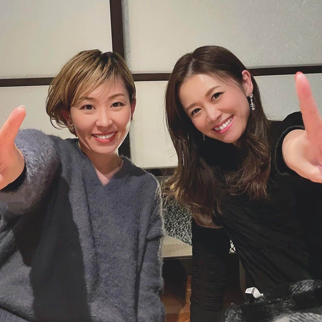 平井喜美のインスタグラム：「相棒のトントンと♡﻿ 写真あんまり撮らないけど年の最後に（きっと）ツーショット📷﻿ ﻿ 今年は2人で大工さんしたり撮影したりエンジニアしたり事務したり…昨日はオーディション🤹‍♀️﻿ いつも何屋さんなのか不明🤣﻿ 来年はもっと不明になる予定🪄✨笑﻿ ﻿ 楽しいことしようじゃないか🧚‍♀️ってことよ✌️ 楽しく働けて、楽しいこと提供できたならば最高すぎる🌈✨」