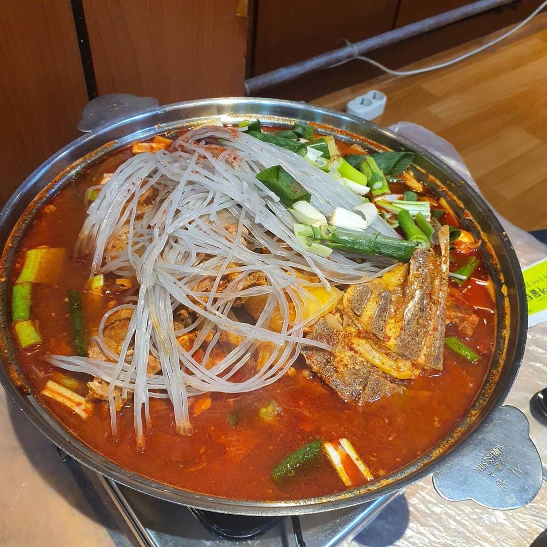 ホ・ジョンミンのインスタグラム：「내 입맛 기준 전국에서 최고로 맛있는 감자탕 #오산깍두기집 #사댕이전골 10여년만에 방문 그자리 그맛 그대로 있어줘서 감사할따름」