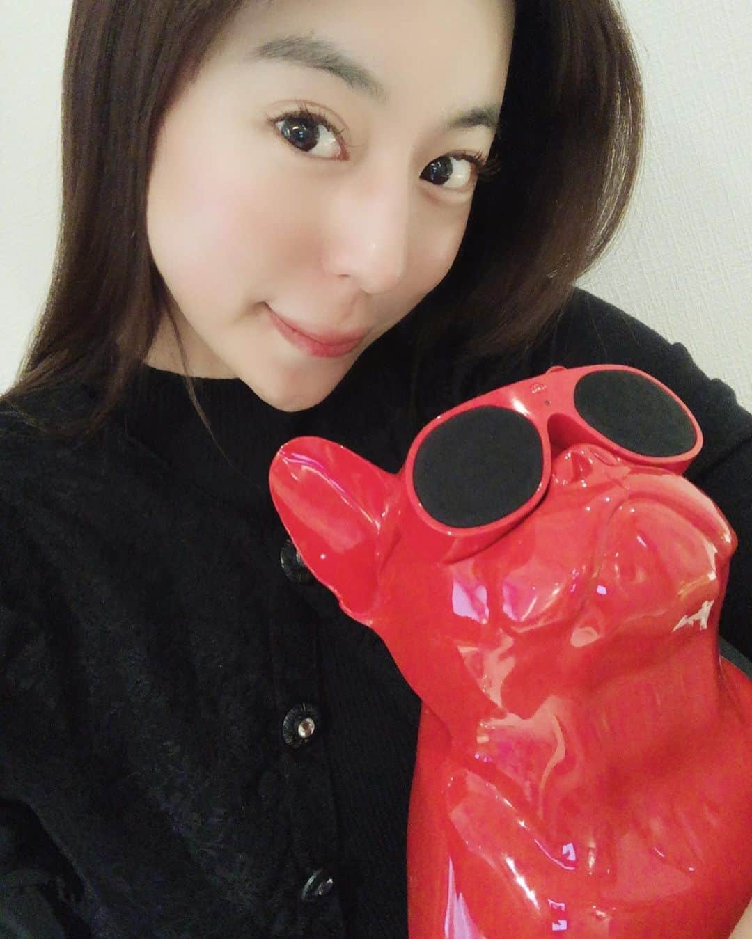 のインスタグラム：「・﻿ クリスマスも終わって街は年末モード🎄﻿ この週末はお家でゆっくりしていました✨﻿ 皆さまはどんなクリスマスでしたか🎅？﻿ ﻿ イブの日に2020年の最後に美容day.﻿ やってみたかったハイフしてもらいました😚﻿ @hifusalon.ginzamelike  ﻿ ものすごくビビってましたが﻿ 痛みに強い方らしいです、わたし。﻿ クッと上がるような感じと﻿ 気持ちのいい筋肉痛が🧖‍♀️﻿ ﻿ 個室で居心地のいい店内でした♪﻿ 可愛いわんちゃんスピーカーと🐶💓﻿ (すっぴんマスクニキビですみません💦)﻿ ﻿ ﻿ ﻿ ﻿ ﻿ #女子力ねーさん#美容液 #水分補給#ボディメイク #ダイエット #美肌作り #ツヤ肌 #インナービューティ#内面美容 #インナーケア #美意識 #ボディメイク #ボディメイク女子 #おうち時間#乾燥#happy#smile#love#peace#lucky#tbt#l4l#followme#followback#instagood#photooftheday#Tokyo#Japan#셀스타그램#얼스타그램」