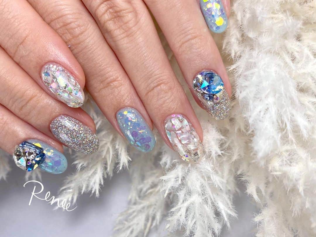 埜藤理恵のインスタグラム：「ブルー、ホワイト、シルバーの﻿ 組み合わせオーダーでした❄️﻿ ﻿ 冬はキラキラオーダーが増えます✨﻿ ﻿ ﻿ ﻿ nailsalon Renée®︎﻿ ￣￣￣￣￣￣￣￣﻿ TV.メディア出演﻿ スタッフ全員資格保持者﻿ カラー300種類以上﻿ パーツ1000種類以上﻿ 雑誌掲載デザイン多数﻿ ﻿ ﻿ ﻿ ▫︎Renée梅田本店﻿ 【open-close】10:00〜21:00﻿ 【定休日】不定休﻿ 【add】大阪市北区堂山町15-23-908﻿ ﻿ ▫︎Renée les deux梅田店﻿ 【open-close】10:00〜21:00﻿ 【定休日】不定休﻿ 【add】大阪市北区堂山町15-23-1003﻿ ﻿ ▫︎Renée by Beauland Ashiya芦屋店﻿ 【open-close】10:00〜21:00﻿ 【定休日】不定休﻿ 【add】芦屋市業平町6-11 Ashiya grotto 302﻿ ﻿ ﻿ ﻿ ﻿ ▶︎▶︎▶︎初回クーポンご利用頂けます﻿ ￣￣￣￣￣￣￣￣￣￣￣￣￣￣￣￣﻿ ご予約はプロフィールTOPのリンク内﻿ URLをご利用下さい。﻿ ﻿ ﻿ ﻿ メニューに迷った方やご相談は…﻿ ﻿ 　　🤍Renée公式LINE🤍﻿ ─────────────﻿  【@bos7903t】←※@から入力🔍﻿ ﻿ ﻿ ﻿ ﻿ ﻿ #nail#nails#gelnails#nailart#ネイル#ジェルネイル#美甲#네일#젤네일#冬ネイル#nailsalonrenee#ネイルサロンレネ﻿ #大阪ネイルサロン#梅田ネイルサロン#芦屋ネイルサロン#神戸#芦屋#beauland#冬ネイル﻿ #芦屋ネイルサロン#love#instagood」